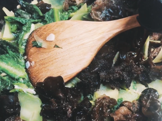 10、【cathy边吃边营养】青笋炒木耳,倒入适量的生抽，翻炒均匀，这道青笋炒木耳就大功告成了