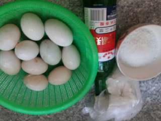 1、腌鸭蛋,鸭蛋洗净沥干水分，材料备齐。