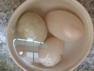 2、腌鸭蛋,鸭蛋放入白酒中浸泡一会儿，