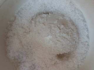 3、腌鸭蛋,放入粗盐中来回滚一下，表面上粘上粗盐