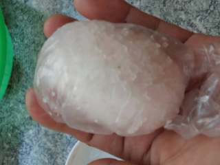 4、腌鸭蛋,装入小的白塑料袋袋口扭紧，依次全部白好。