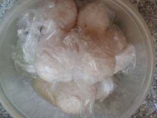 5、腌鸭蛋,装入容器中，放到太阳底下爆晒半天，可以出油快，放入阴凉的地方密封，10左右可以吃了。