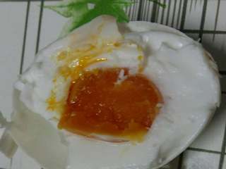 6、腌鸭蛋,10天之后，去掉塑料袋洗净，锅里放水加入盐鸭蛋中小火煮开，转小火煮熟。