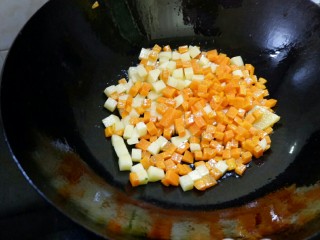 2、三丁肉丸粉丝汤,放土豆，炒至边缘半透明。这个过程不懂掌握火候就全程小火