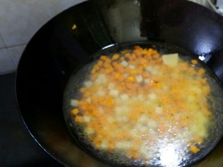 3、三丁肉丸粉丝汤,加水，水量根据自己喜好，想多喝点汤可以多放点水，不想喝那么多可以少放点，参考我这里，没过食材一指深即可