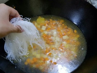 4、三丁肉丸粉丝汤,水开以后放粉丝，放一勺盐调味儿，可以根据自己口味，先少放点。尝一下咸淡，再补味儿。用面代替粉的则省略这一步。