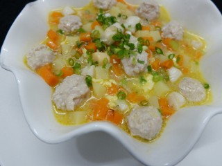 6、三丁肉丸粉丝汤,出锅，撒葱花香菜提味儿，不爱的不加。这个菜扇贝提鲜，肉丸增香，汤头鲜甜。