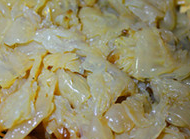 1、周太凉拌海蜇头,海蜇头的处理时间较长，提前1-2天，首先用淘米水浸泡，数小时后清洗干净，再用清水浸泡。手撕成片，用凉开水清洗一遍，沥干备用