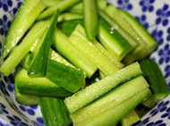 2、周太凉拌海蜇头,小黄瓜清洗后切成小段，放在碗底