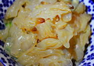 3、周太凉拌海蜇头,将海蜇头置于黄瓜上面