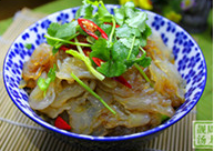 5、周太凉拌海蜇头,将调好的汁倒在海蜇头上，撒上一大把香菜，即可食用了