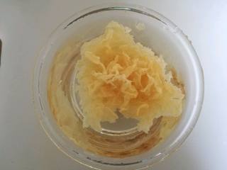 1、银耳雪梨萝卜甜汤,银耳泡发，常温水就可以，如果着急可以用温水泡