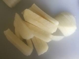 3、银耳雪梨萝卜甜汤,雪梨去皮切条，雪梨在炖汤的时候要去皮哦，