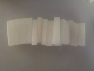 4、银耳雪梨萝卜甜汤,白萝卜去皮切条