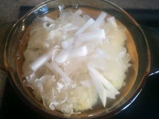 5、银耳雪梨萝卜甜汤,锅内放入水，萝卜雪梨银耳，大火煮开转小火煮，