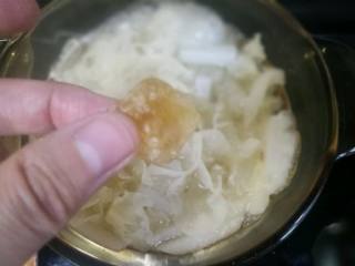 6、银耳雪梨萝卜甜汤,煮一小时左右加入冰糖和桂圆，再煮五分钟即可