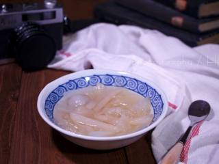 7、银耳雪梨萝卜甜汤,成品图
