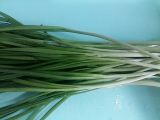 1、#绿色美食#韭菜鸡蛋饼,韭菜一把，洗净。