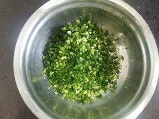 2、#绿色美食#韭菜鸡蛋饼,韭菜切碎。