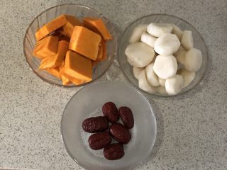 1、荸荠南瓜糖水,准备材料