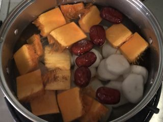 2、荸荠南瓜糖水,荸荠和红枣先煮10分钟，再放南瓜继续煮