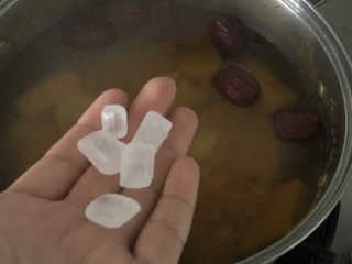 3、荸荠南瓜糖水,大概5分钟左右，南瓜软烂后，加冰糖再煮2分钟即可