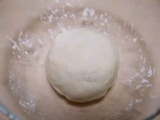 2、新年喜庆花样馒头,所有材料混合，揉匀，直至揉成光滑的面团，将面团盖上湿布，置于温暖潮湿处发酵一到两个小时，或者可以在烤箱中放入一碗热水，将面团放入烤箱中发酵。