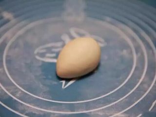 3、新年喜庆花样馒头,小刺猬馒头：称量50克面团，将面团揉至一头尖的胖水滴状。