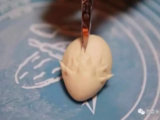 4、新年喜庆花样馒头,用小剪子从尖端处起1/4处开始剪除尖角，第一层剪四个尖角，第二层与第一层的尖角错开，以此类推。