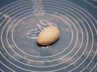 5、新年喜庆花样馒头,小兔子馒头：称量50克面团，将面团揉至一头尖的胖水滴状。