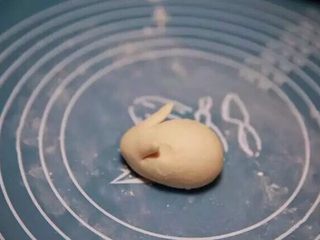 7、新年喜庆花样馒头,另外一侧同样剪出耳朵，将两个耳朵向上竖起。