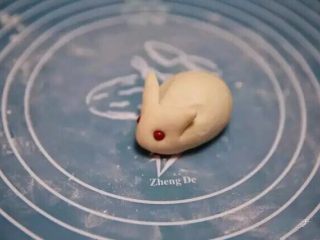 8、新年喜庆花样馒头,在兔子眼睛处赛上两个红豆，小兔子造型做好了。