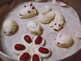 17、新年喜庆花样馒头,将捏好的花式馒头置于温暖潮湿的地方，再发酵一个小时，随后上蒸锅，冷水入锅，大火水开了上汽后转小火继续蒸，蒸20分钟即可。