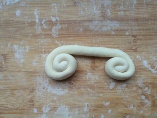 20、新年喜庆花样馒头,小蝴蝶馒头：先搓一个细长条，把两头向中间卷。