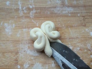 23、新年喜庆花样馒头,把前头用剪刀剪开做触角。