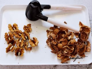 3、果仁红糖发面饼,把核桃用工具去掉外壳，剥出核桃仁。