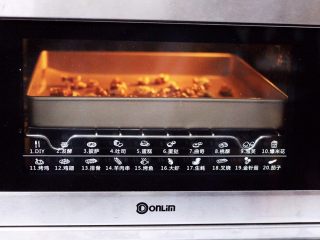 5、果仁红糖发面饼,上下管180度烤制10分钟。