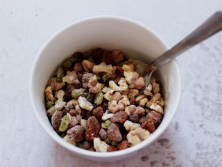 7、果仁红糖发面饼,把所有的馅料，用勺子搅拌均匀即可。