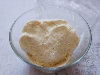 8、果仁红糖发面饼,醒发好的面团呈蜂窝状。