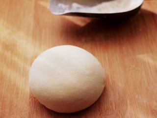9、果仁红糖发面饼,醒发好的面团排气揉匀后。
