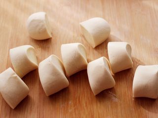 10、果仁红糖发面饼,搓成长条后用刀切成大小一致的剂子。