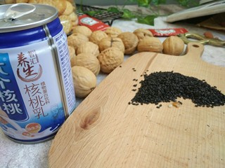 1、黑芝麻核桃乳,首先准备好炒熟的黑芝麻，核桃，和一瓶六个核桃