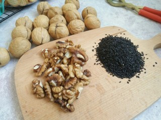 2、黑芝麻核桃乳,然后我们又把核桃剥出核桃仁称量出30克