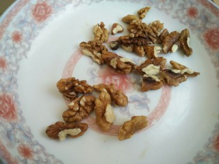 3、黑芝麻核桃乳,把核桃仁放入一个微波炉盘子里