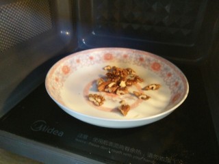 4、黑芝麻核桃乳,放进微波炉高火1分30秒