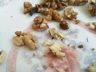 5、黑芝麻核桃乳,烤好的核桃仁是可以去皮的，但是我们不用去皮