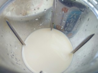 6、黑芝麻核桃乳,六个核桃拆开倒入搅拌杯中