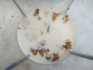 7、黑芝麻核桃乳,烤好的核桃仁放凉后加入入到搅拌杯中