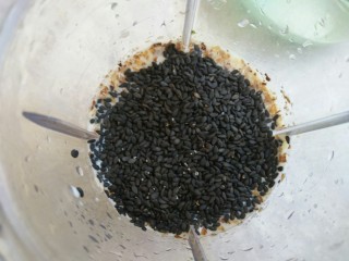 8、黑芝麻核桃乳,然后再把黑芝麻放进去