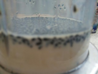 9、黑芝麻核桃乳,拧上盖子启动搅拌机